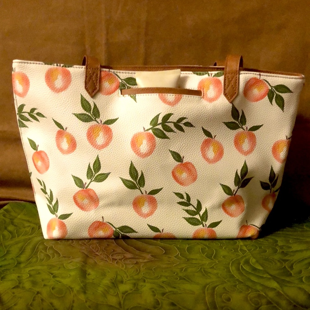 ThirtyOne City Scene Bag - Peach Passion Pebble Like New (discontinued pattern)